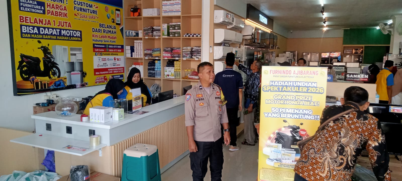 Pastikan Kondusif, Polsek Ajibarang Banyumas Monitoring Pembukaan Toko Furnindo