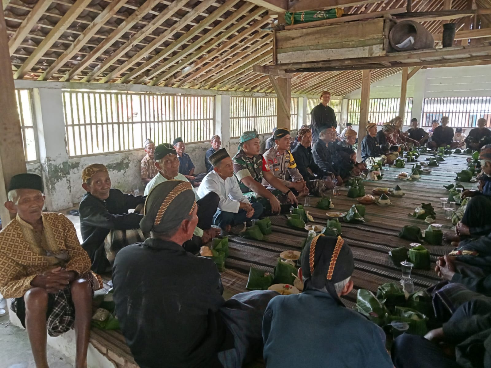 Polsek Jatilawang Polresta Banyumas Sengkuyung Tradisi Unggahan Sadranan Warga Desa Pekuncen