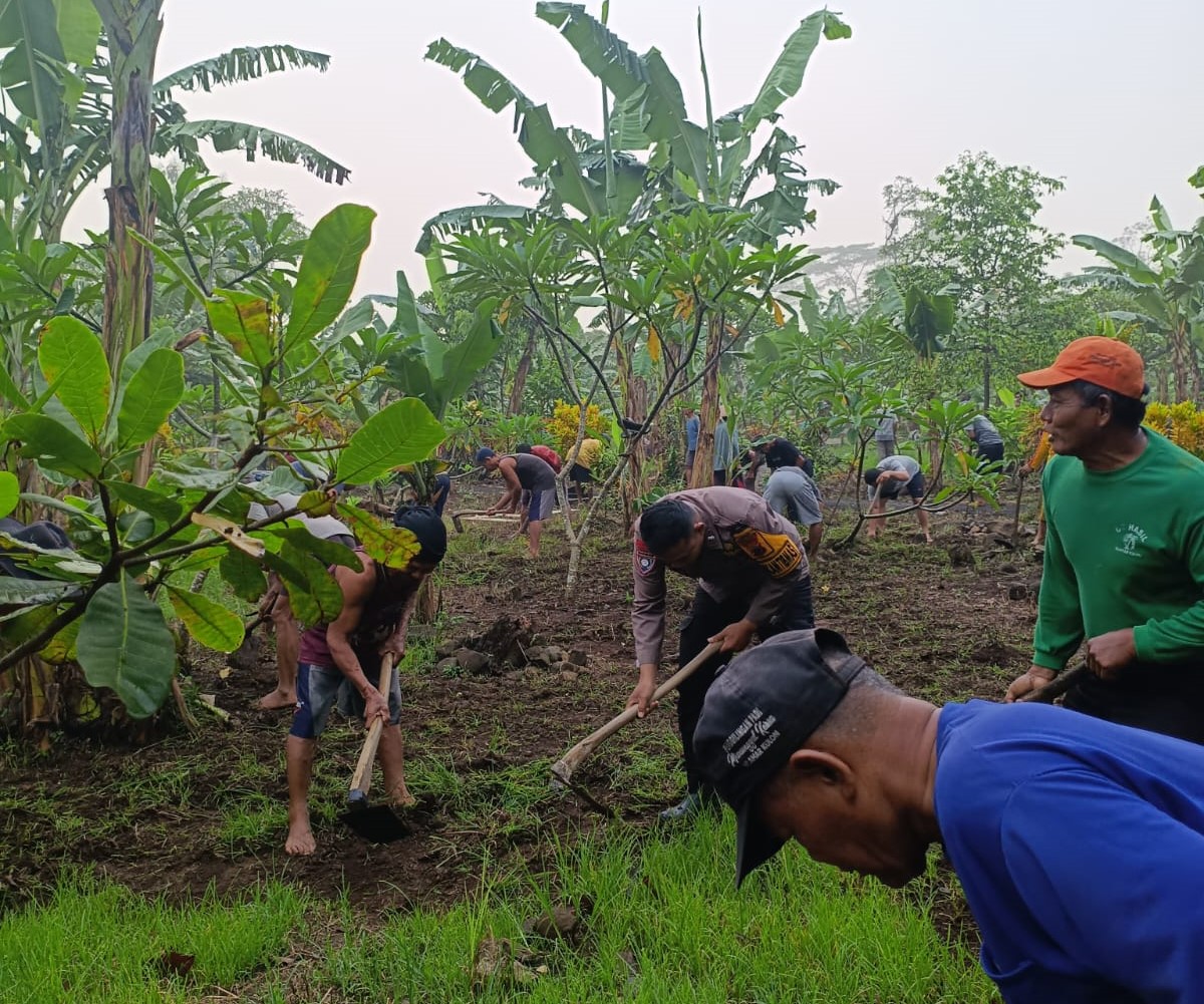 Kerja Bakti Makam Jelang Ramadhan, Polsek Patikraja Polresta Banyumas Gotong Royong Bersama Masyarakat