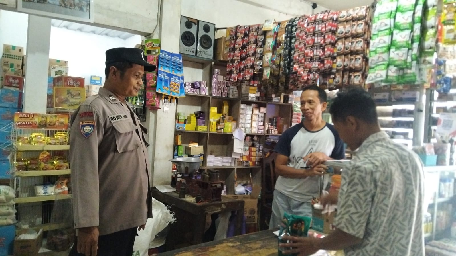 Sambang Pertokoan, Bhabinkamtibmas Cilongok Polresta Banyumas Ingatkan Waspada Kejahatan