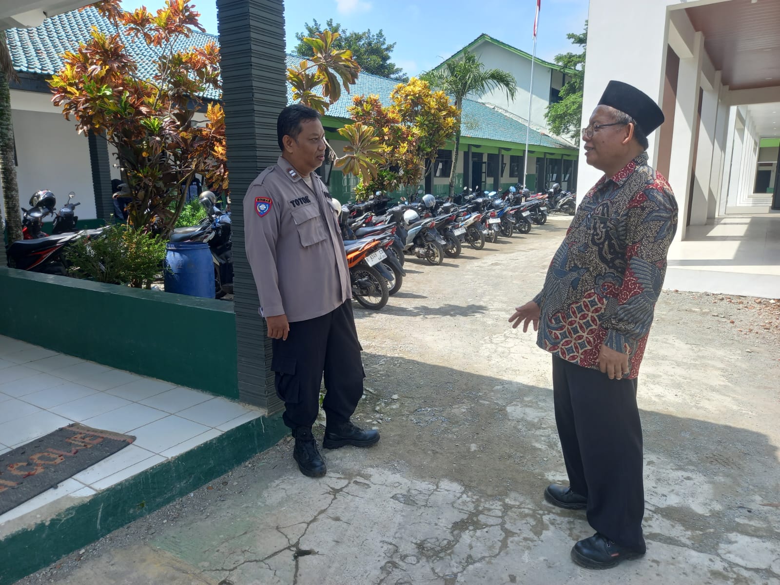 Sambangi SMK Maâ€™arif NU 1, Bhabinkamtibmas Rawalo Polresta Banyumas Tekankan Disiplin