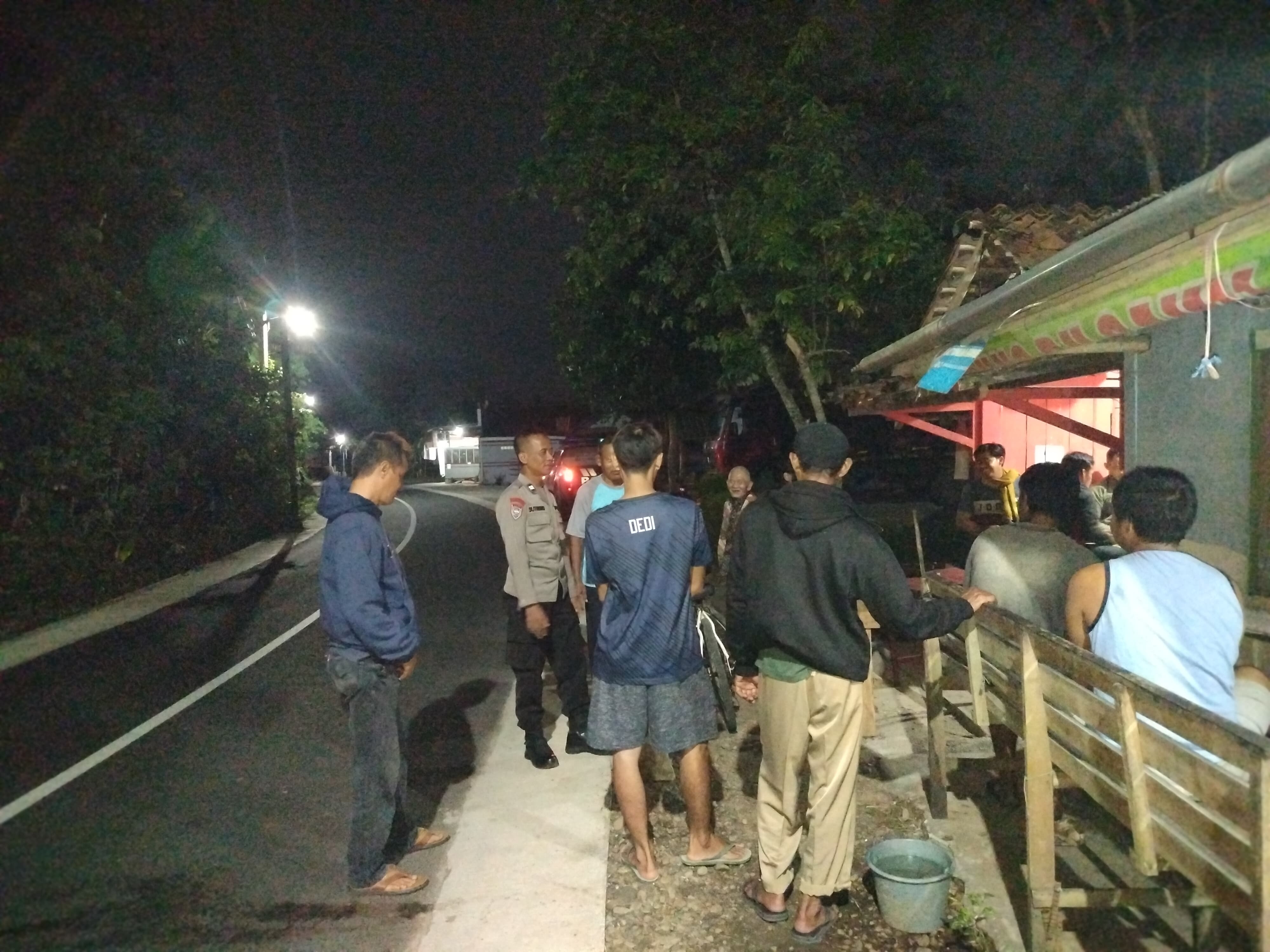 Bhabinkamtibmas Polsek Kebasen Sambangi Satkamling Desa Mandirancan, Perkuat Keamanan Lingkungan