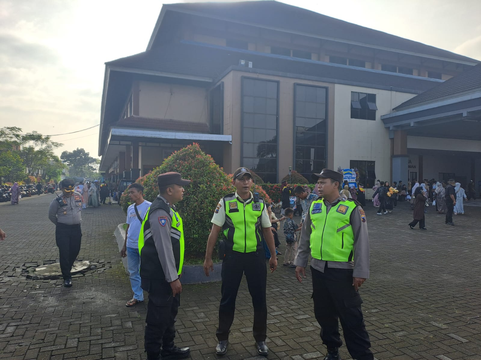 Pengamanan Humanis Polsek Purwokerto Utara Polresta Banyumas, Wisuda UT 2026 Berjalan Lancar