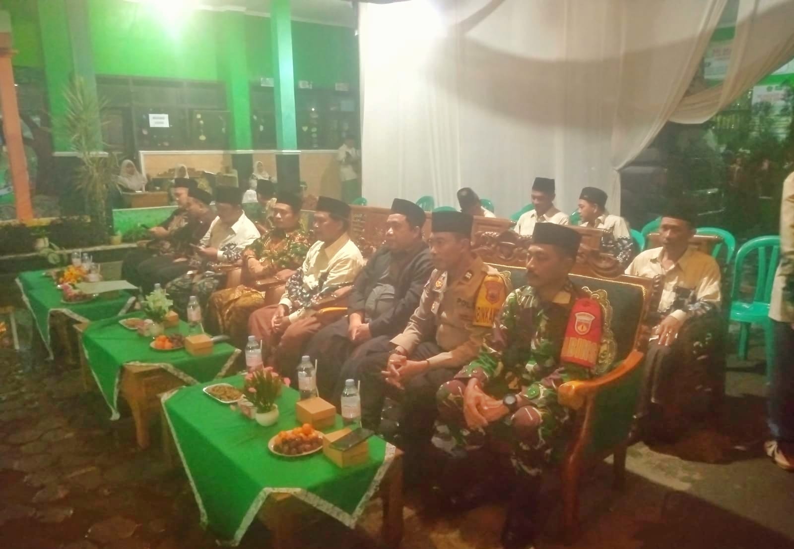 Pererat Silaturahmi, Bhabinkamtibmas Polsek Purwokerto Barat Polresta Banyumas Hadiri Imtihan dan Haul di Pasir Kidul