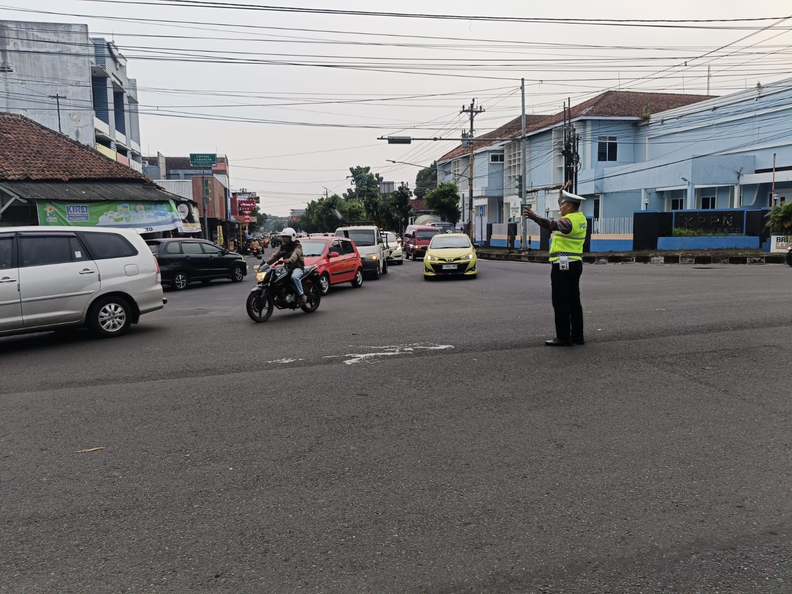 Personel Strong Point Dalam Kota Intensifkan Pengaturan Lalu Lintas, Jaga Kelancaran Aktivitas dan Arus Mudik OKC 2026