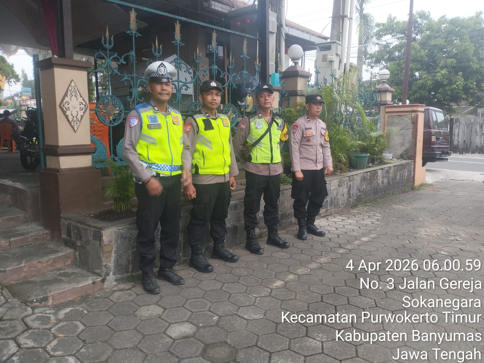 Polsek Purwokerto Timur Polresta Banyumas Amankan Misa Sabtu Suci, Ibadah Berlangsung Khidmat dan Kondusif