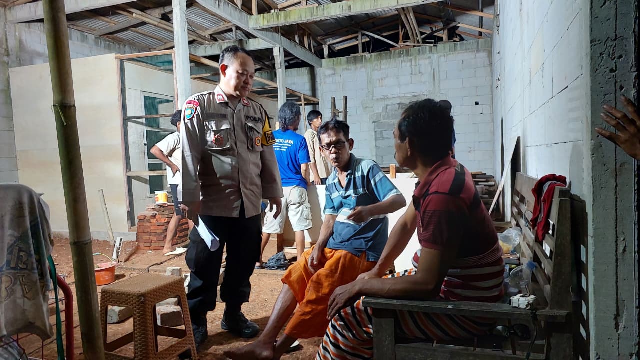 Sambangi Warga Gerduren, Bhabinkamtibmas Polsek Purwojati Polresta Banyumas Ingatkan Kewaspadaan Malam Hari