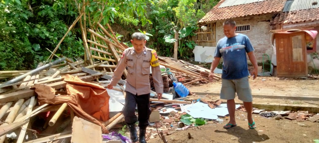 Cepat Tanggap, Polsek Wangon Polresta Banyumas Evakuasi Dan Bantu Warga Korban Rumah Roboh