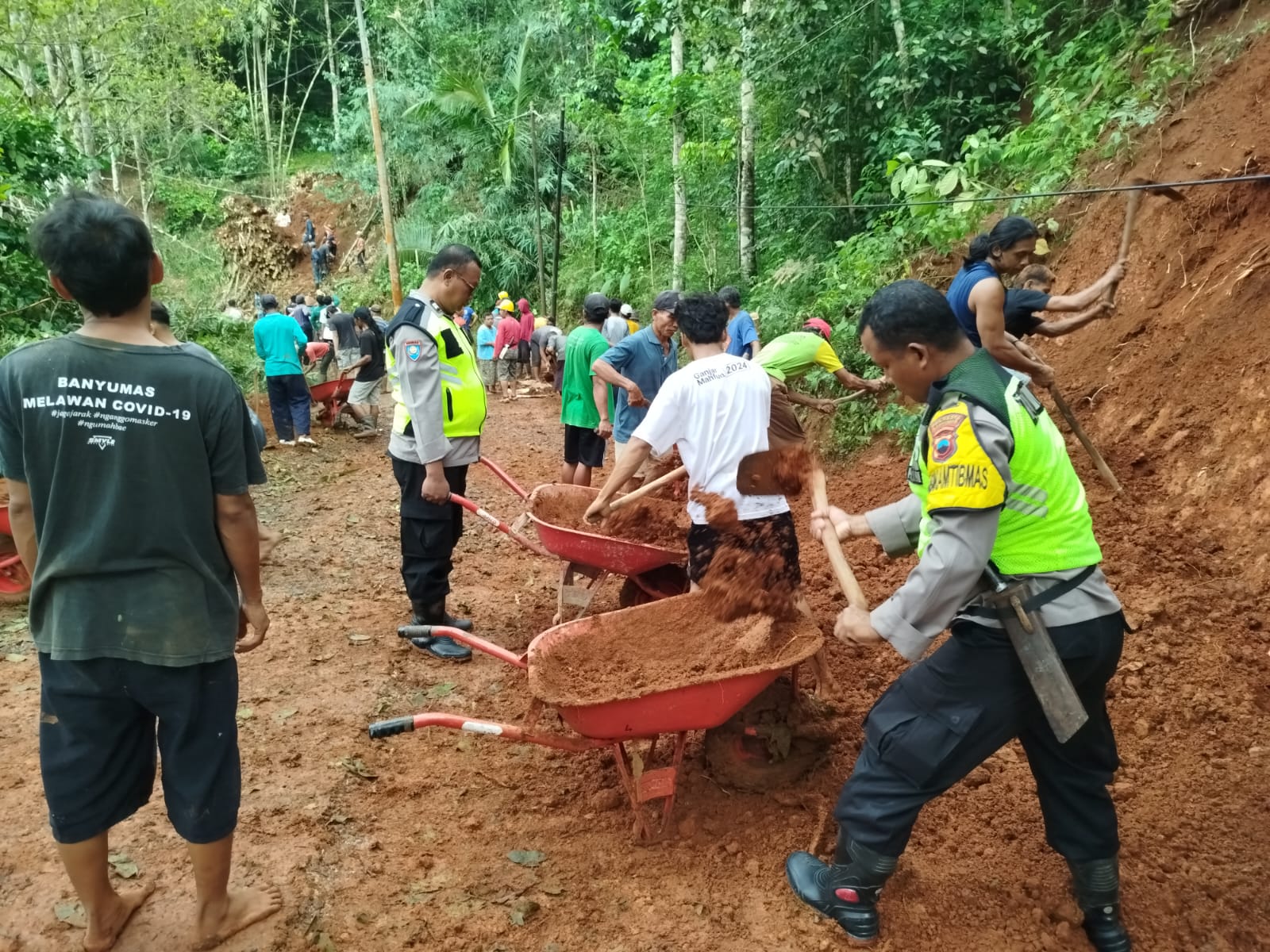 Respons Cepat Polsek Kebasen Polresta Banyumas Tangani Longsor Di Tumiyang Dan Kalisalak