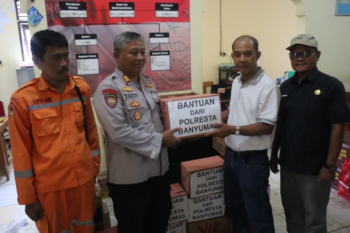 Polsek Sumpiuh Polresta Banyumas Evakuasi 35 Warga Terdampak Tanah Bergerak Di Desa Ketanda Bersama Tim Gabungan