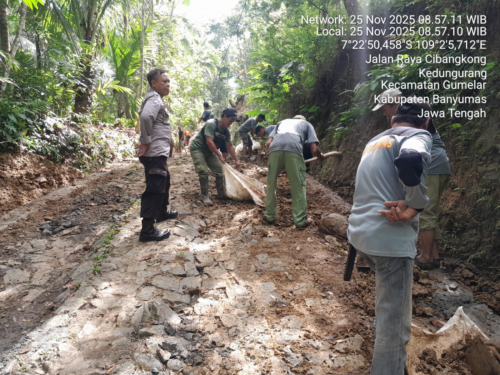 Bhabinkamtibmas Polsek Gumelar Polresta Banyumas Kerja Bakti Bersihkan Akses Jalan di Desa Kedungurang