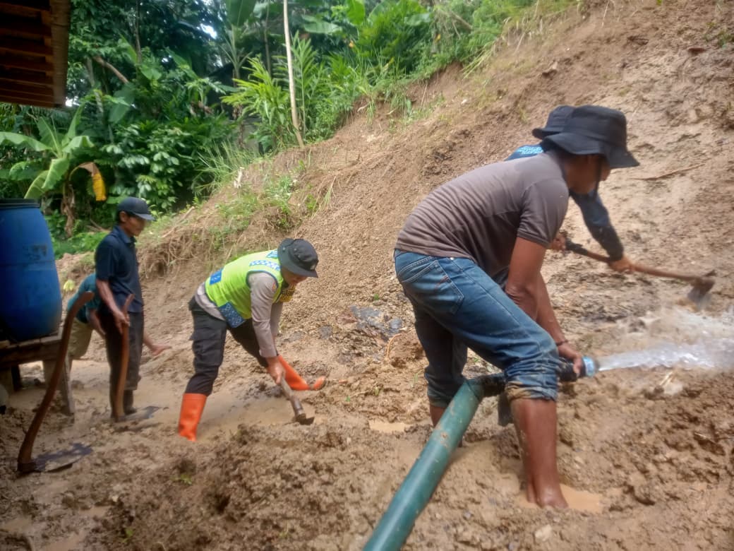 Kerja Bhakti Normalisasi Tanah Longsor di Cingebul, Sinergi Warga dan Polsek Lumbir Polresta Banyumas Pulihkan Lingkungan