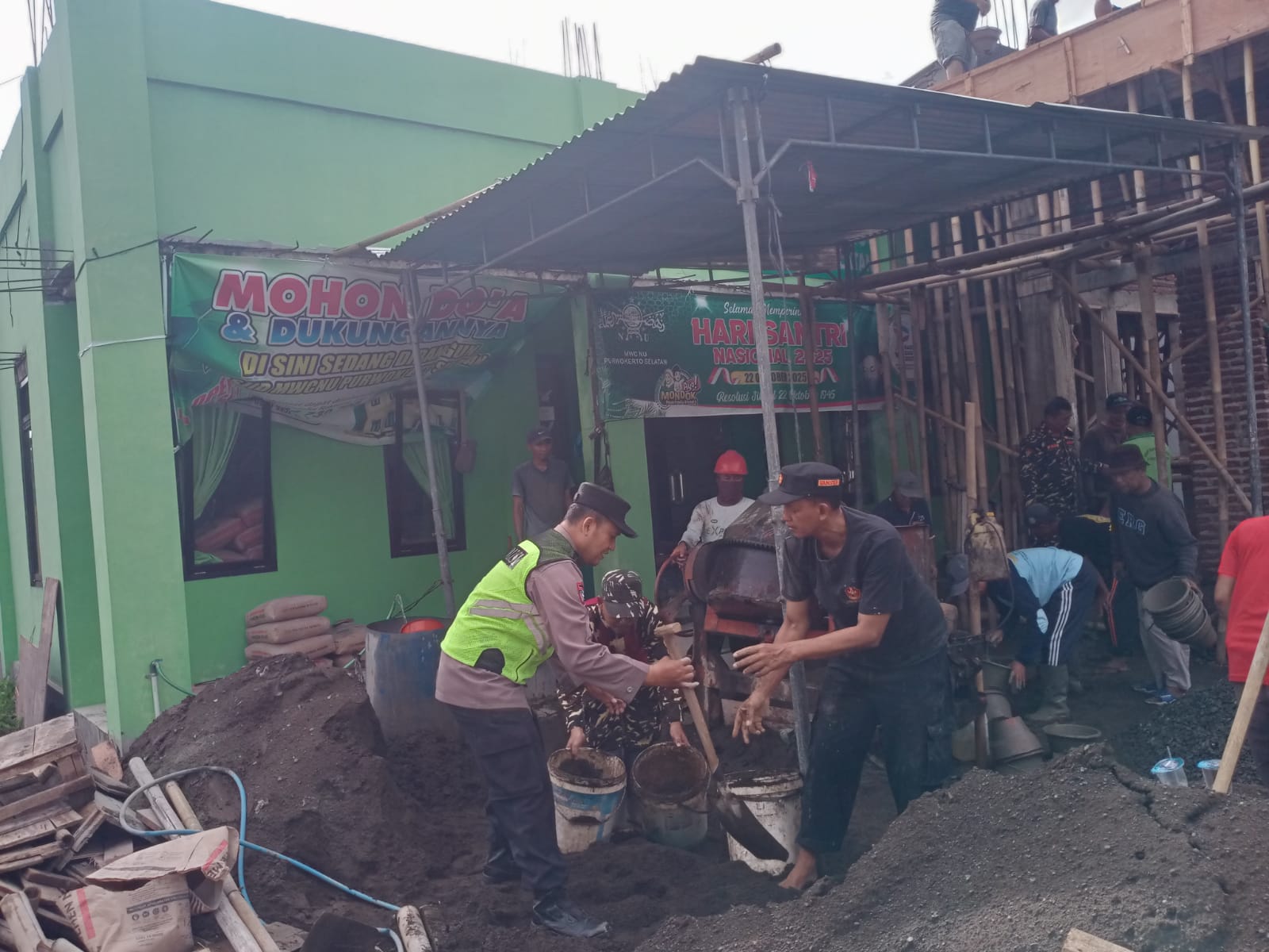 Wujud Kedekatan Dengan Masyarakat, Polsek Purwokerto Selatan Polresta Banyumas Kerja Bakti Di Masjid MWC NU