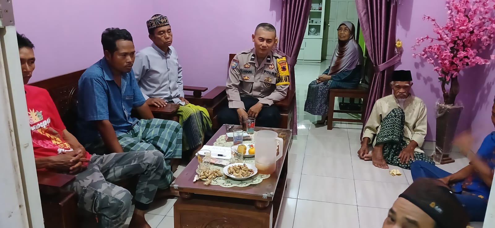 Hadiri Pertemuan Warga, Bhabinkamtibmas Tambak Polresta Banyumas Binluh Warga