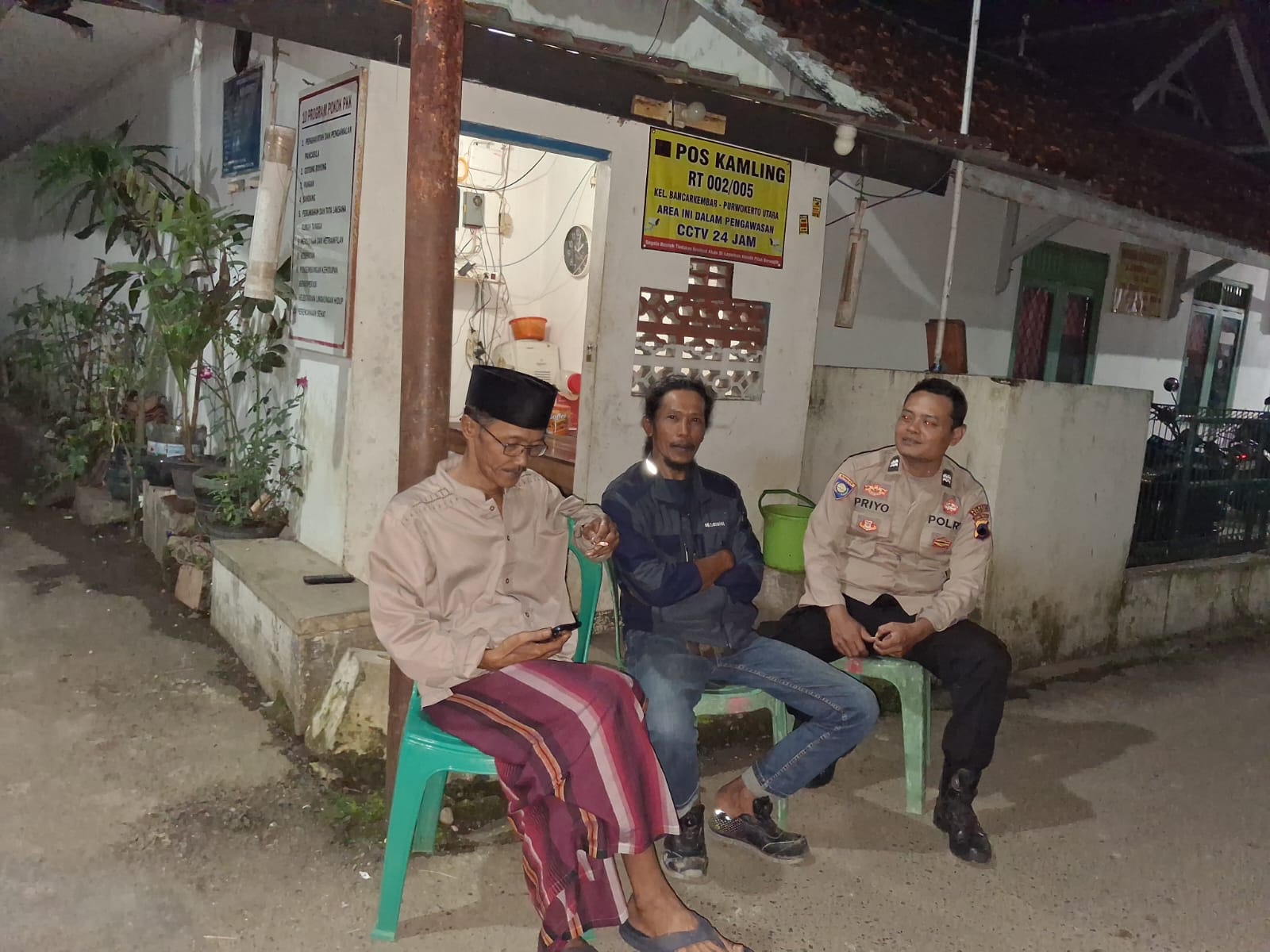 Sambangi Pos Kamling, Bhabinkamtibmas Polresta Banyumas Ajak Warga Perkuat Ronda Malam