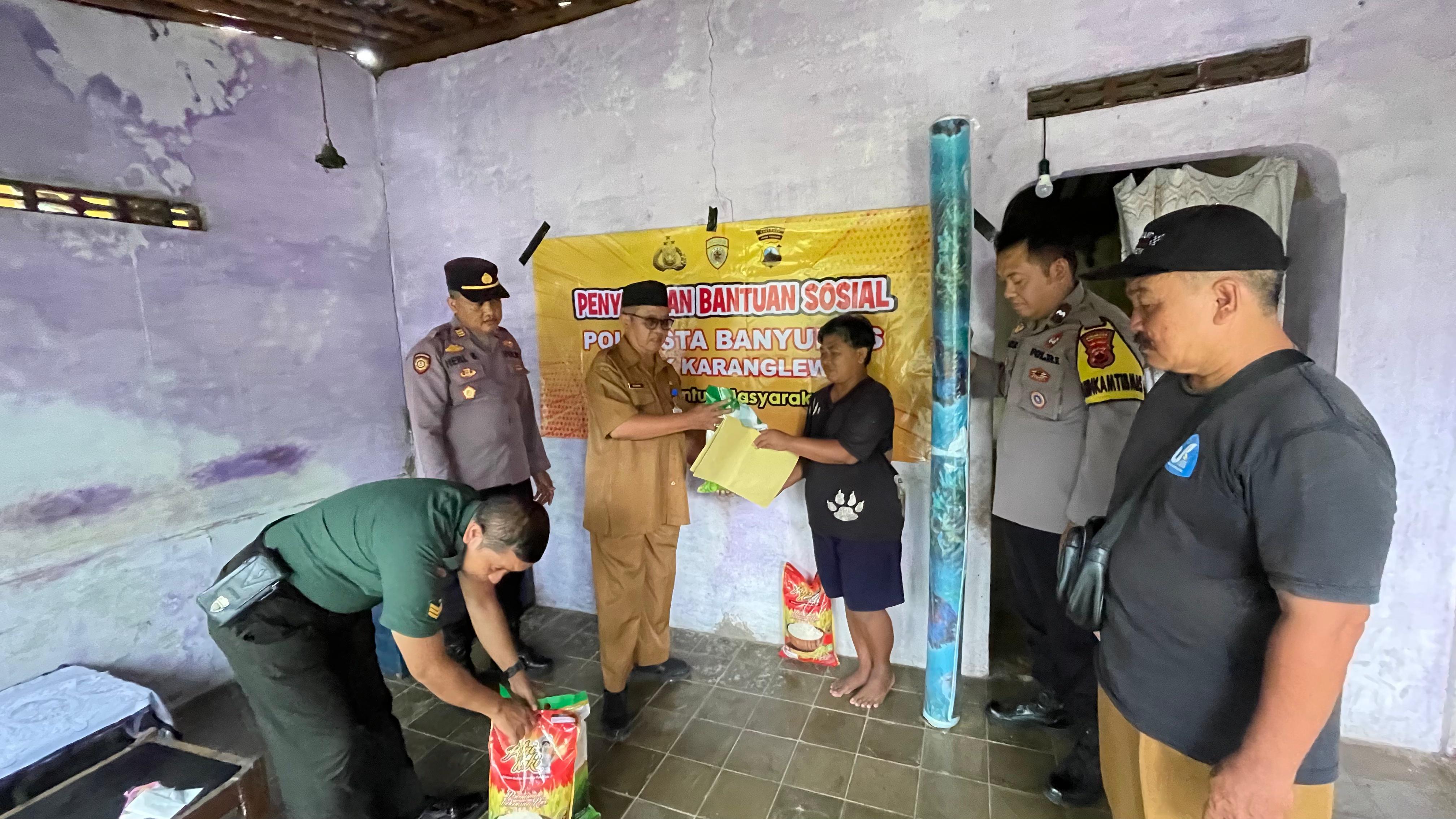 Polsek Karanglewas Polresta Banyumas Salurkan Bansos “Polri Untuk Masyarakat” kepada Warga di Karanglewas Kidul