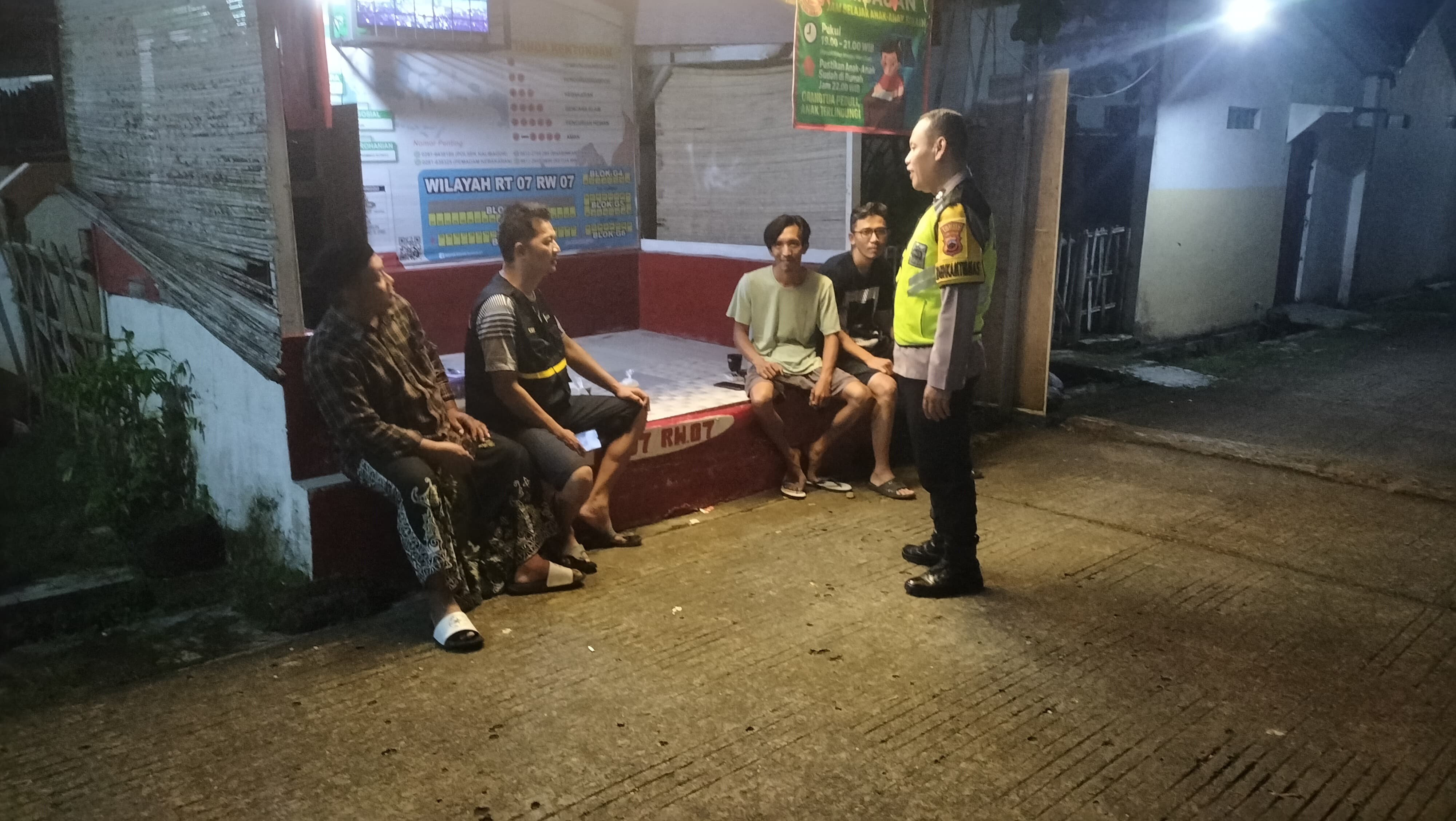 Bhabinkamtibmas Polsek Purwojati Polresta Banyumas Sambangi Pos Ronda, Berikan Imbauan Kamtibmas saat Ramadhan