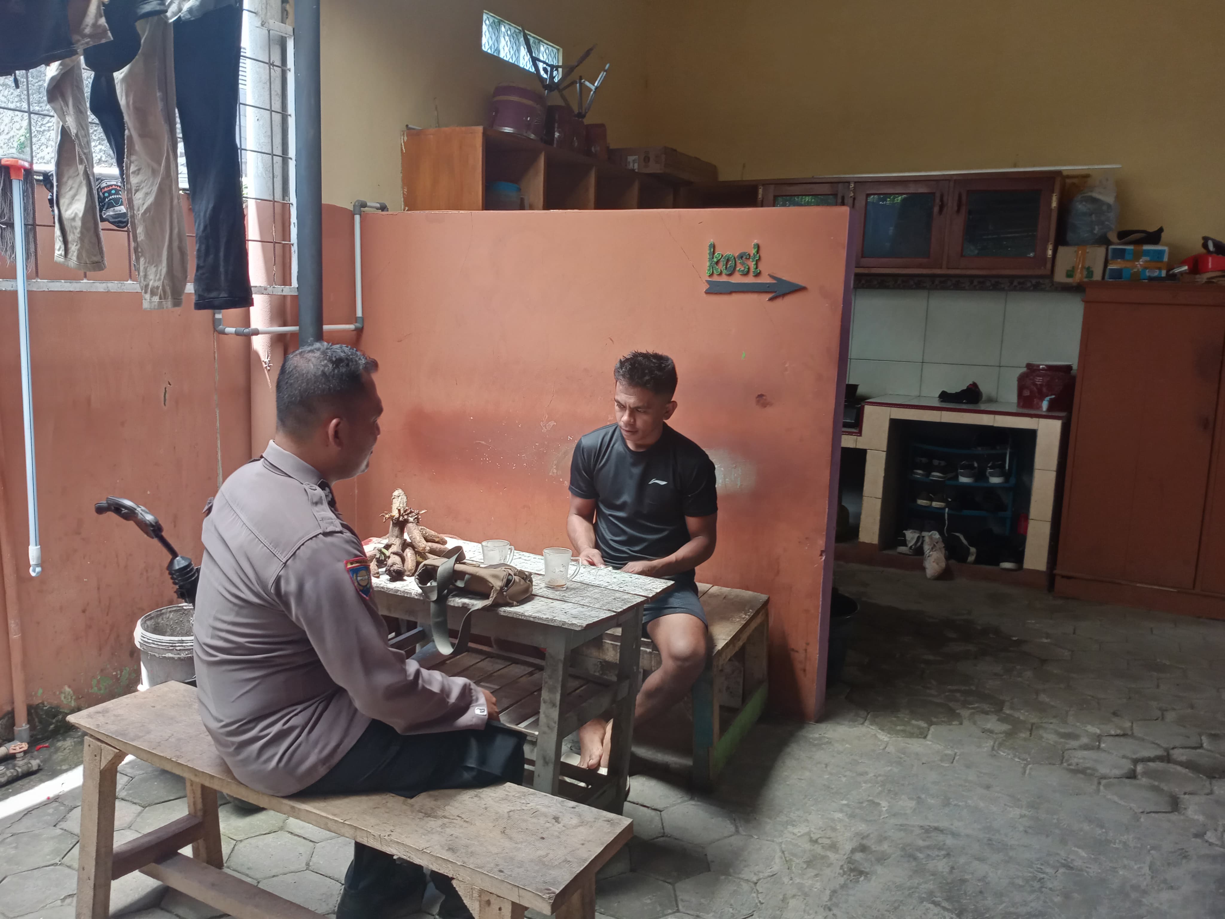 Cegah Curanmor dan Narkoba, Bhabinkamtibmas Polresta Banyumas Intensifkan Sambang Rumah Kos