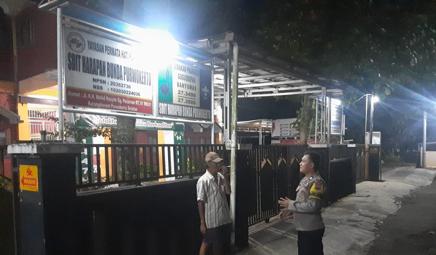 Antisipasi Curat, Bhabinkamtibmas Polsek Purwokerto Selatan Sambangi Penjaga Malam Sekolah