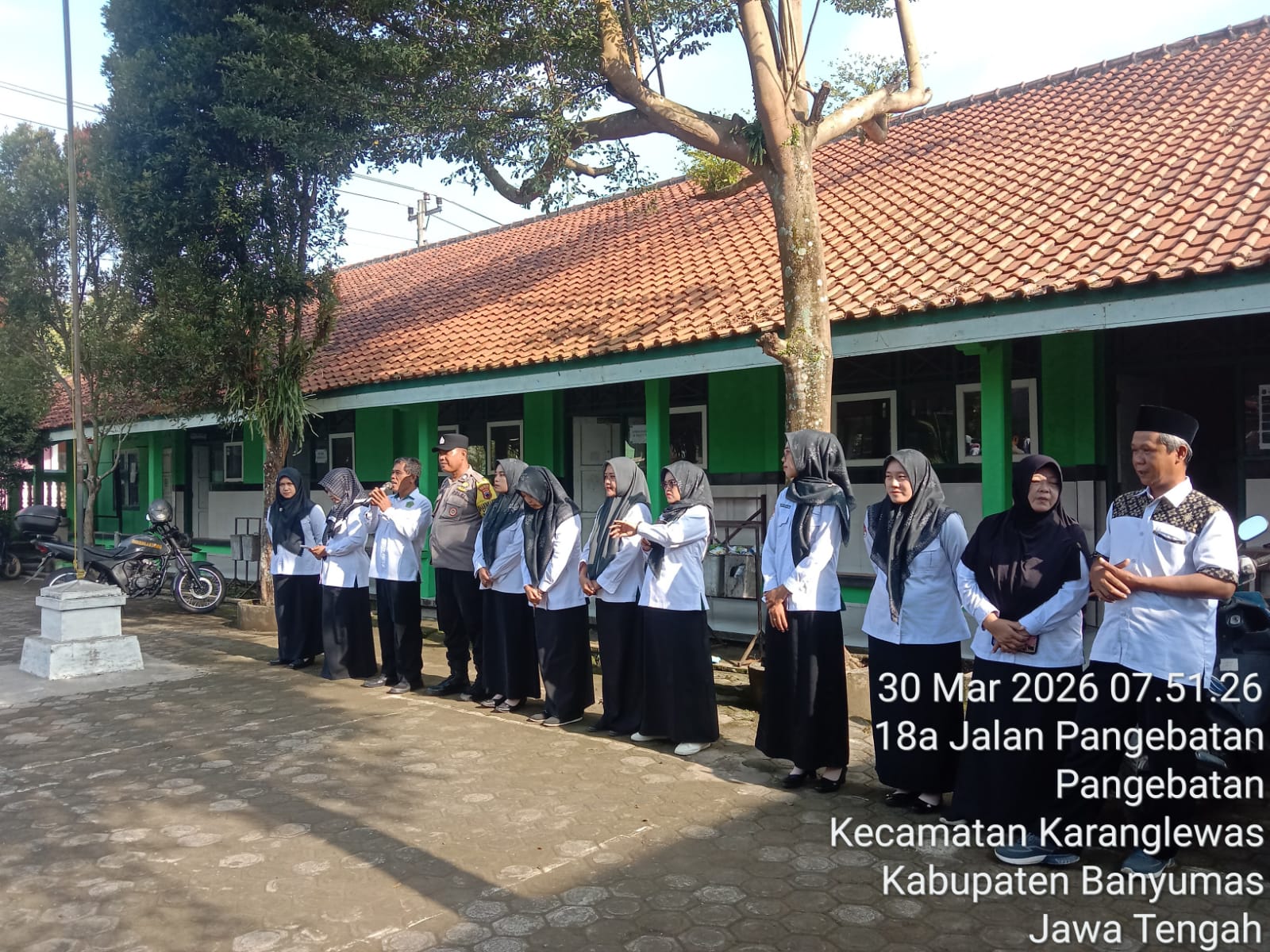 Hadir Silaturahmi di MI Ma’arif NU Pangebatan, Bhabinkamtibmas Polsek Karanglewas Polresta Banyumas Sampaikan Edukasi Kamtibmas